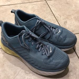 Hoka arahi 3 running shoes